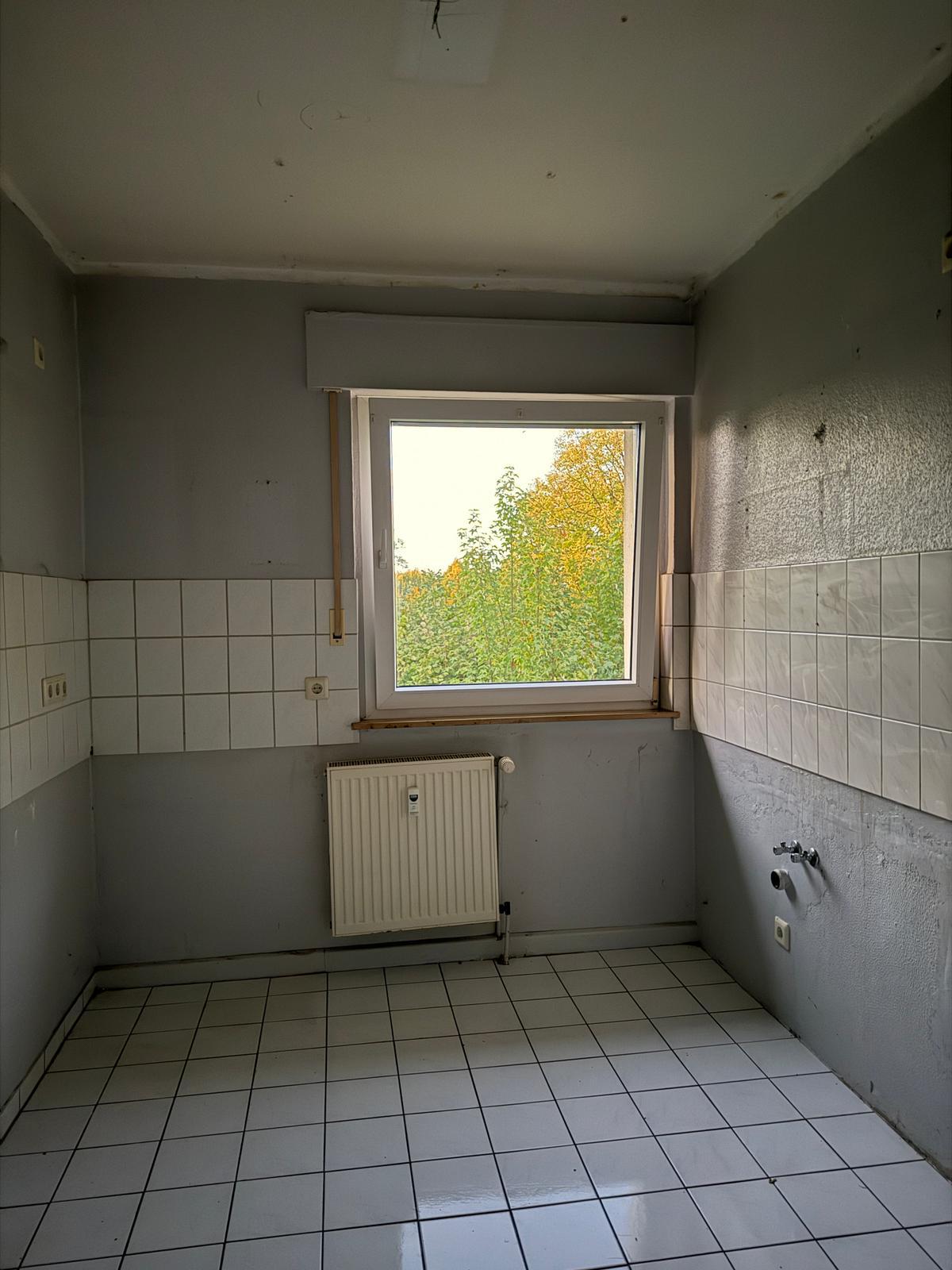 Küche vollständig geräumt und besenrein
